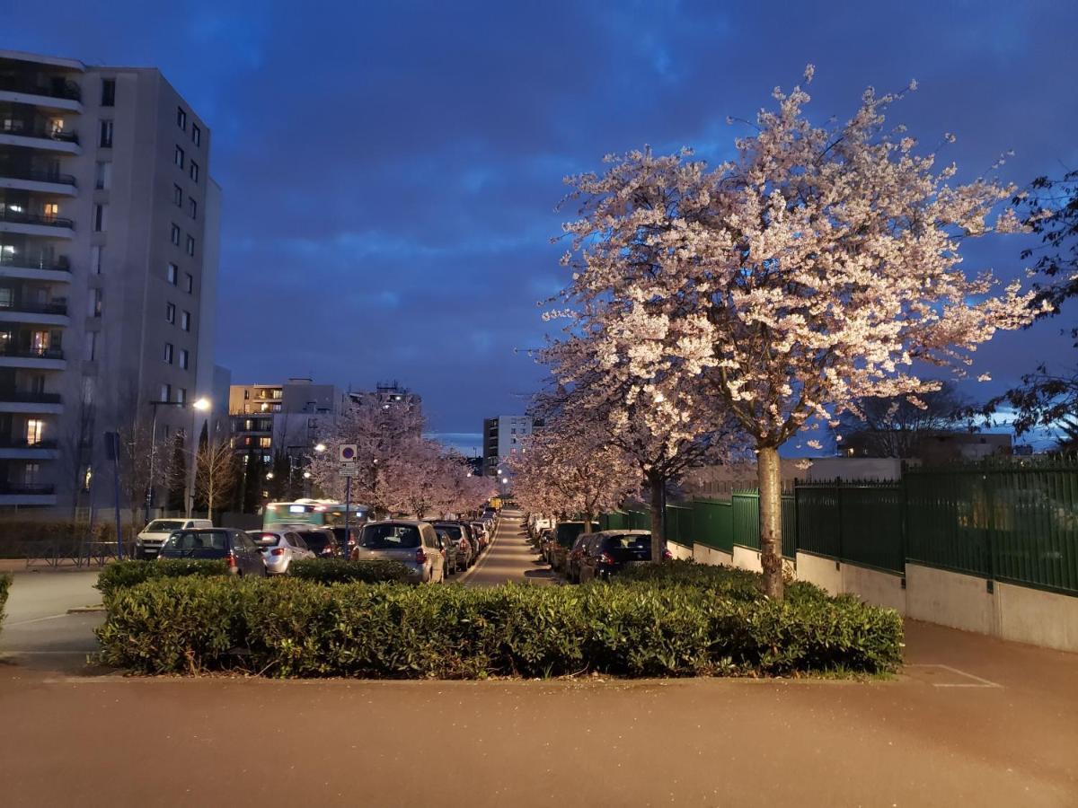 Disponible - Appartement Entier - 10Mn Rer B Aeroport Cdg - Paris Gare Du Nord, T11 Express, Le Bourget, Tout Equipe, Netflix Gratuit, 3 Personnes, 4Eme Etage, Escaliers, Parc Des Expositions, Parking Rue Gratuit Apres 19H Drancy Zewnętrze zdjęcie